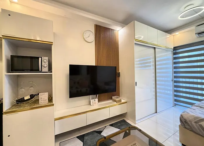Modern Makati With Balcony & Cityscape Views Apartment *
