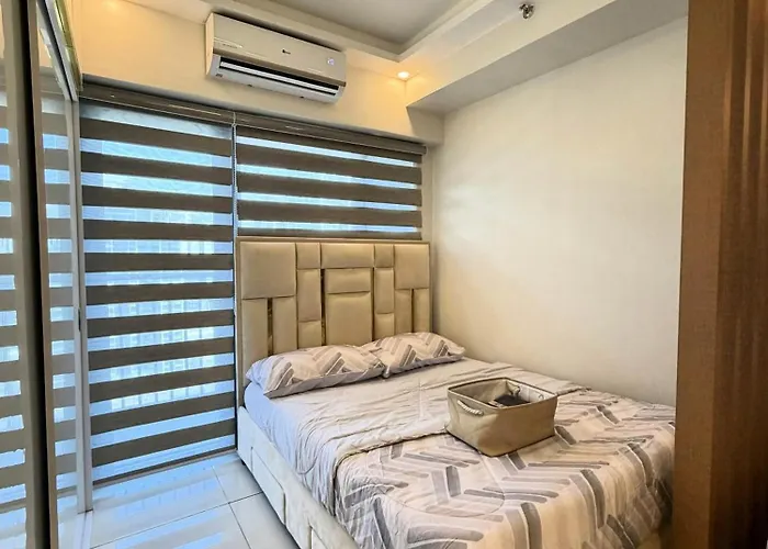 Modern Makati With Balcony & Cityscape Views