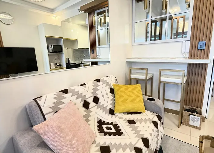 Modern Makati With Balcony & Cityscape Views *
